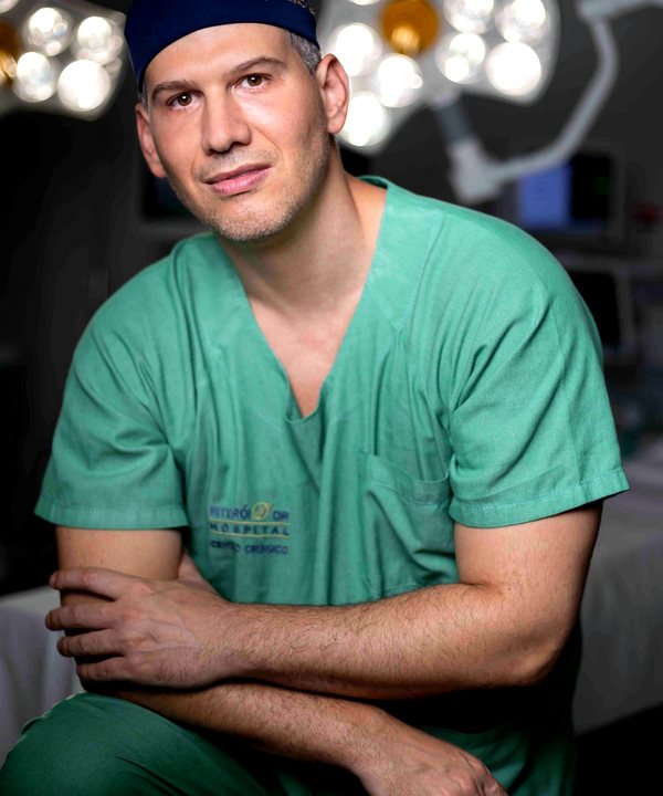 Dr. Bruno Janin, cirurgião plástico, no centro cirúrgico do Hospital Niterói D’Or